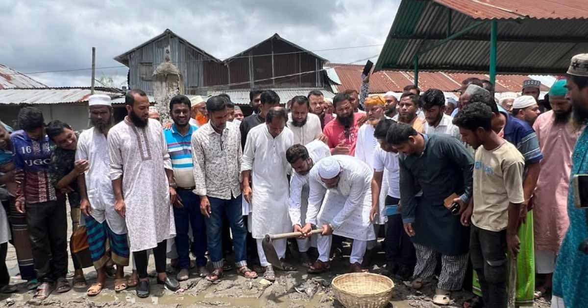 বাউফলে সড়ক সংস্কারের উদ্বোধন করলেন ড. মাসুদ এমপি