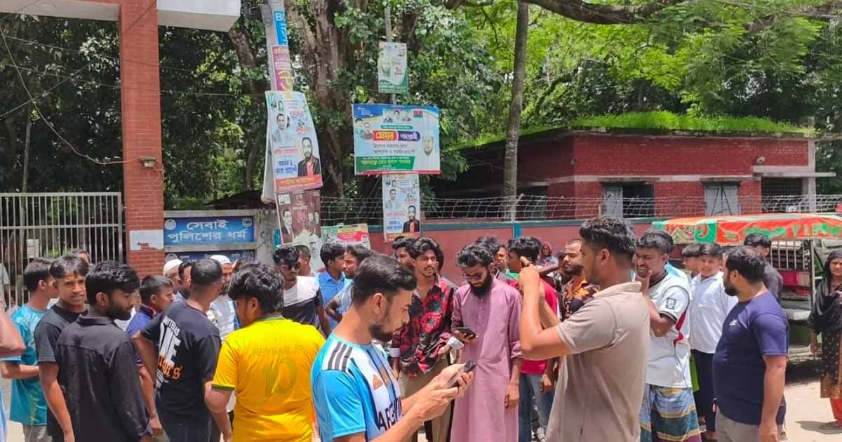 গুরুদাসপুরে ধর্মীয় অবমাননার অভিযোগ, গ্রেপ্তারের দাবিতে বিক্ষোভ