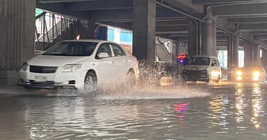 বৃষ্টি আর জলাবদ্ধতায় দুর্ভোগে রাজধানীবাসী