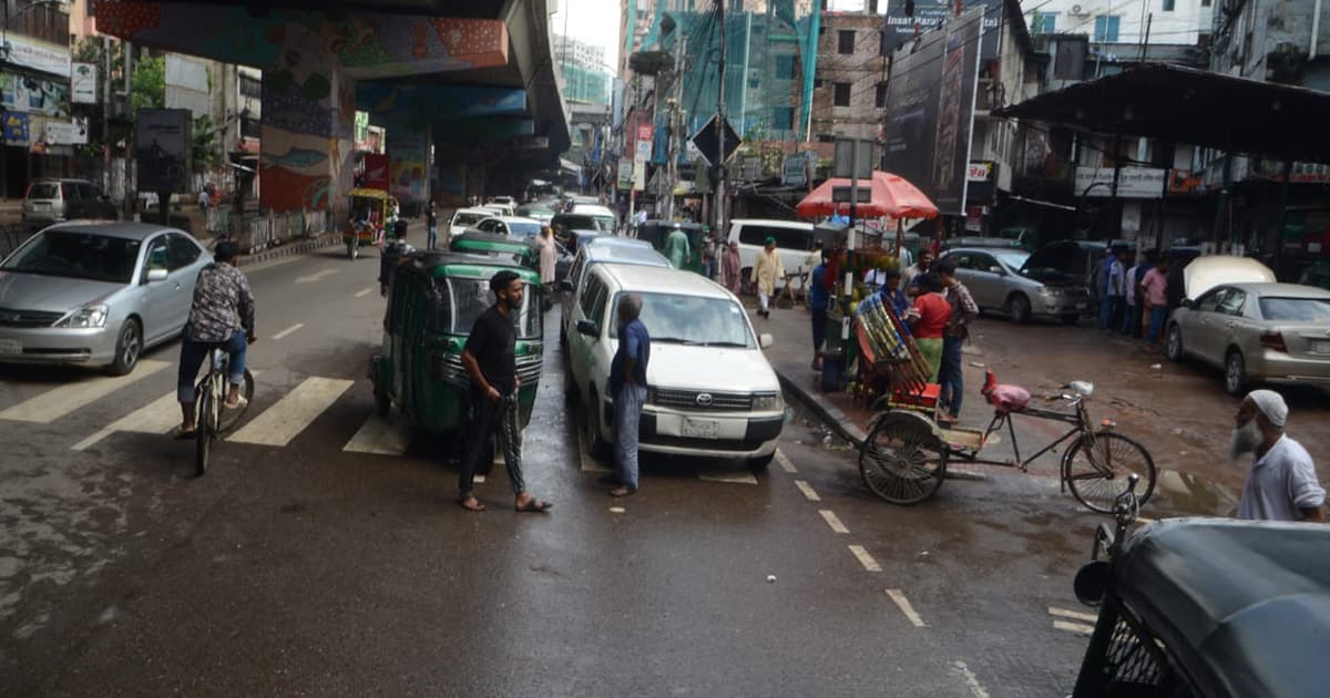 ফিলিং স্টেশনে দীর্ঘ লাইন