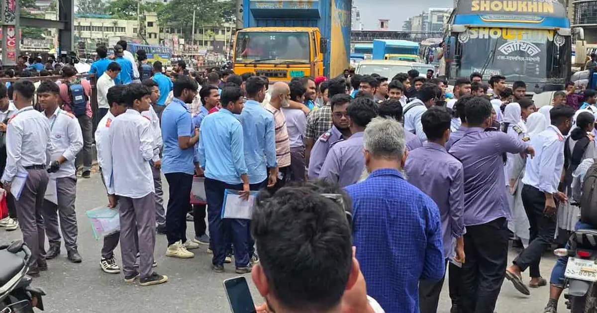 উত্তরায় আজও সড়কে শিক্ষার্থীরা, স্থবির যান চলাচল