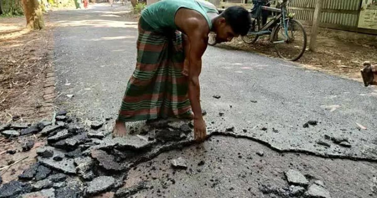 হাতের স্পর্শেই উঠে যাচ্ছে পিচ, সড়ক সংস্কারে অনিয়ম