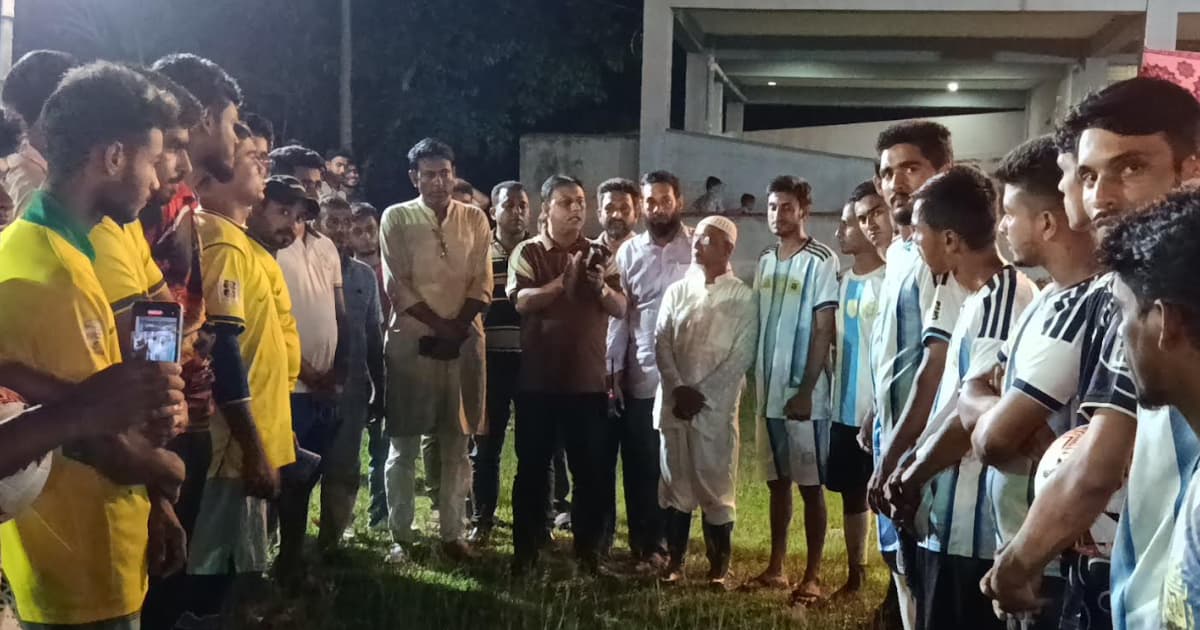 দুমকিতে নাইট ফুটবল ম্যাচে দর্শক ও সমর্থকদের উপচে পড়া ভিড়