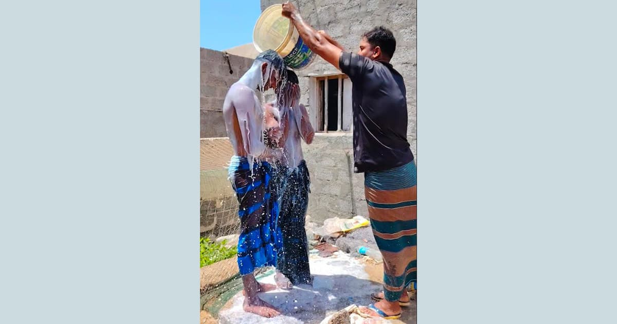 দুধ দিয়ে গোসল করে প্রেম ও জুয়া ছাড়লেন দুই যুবক