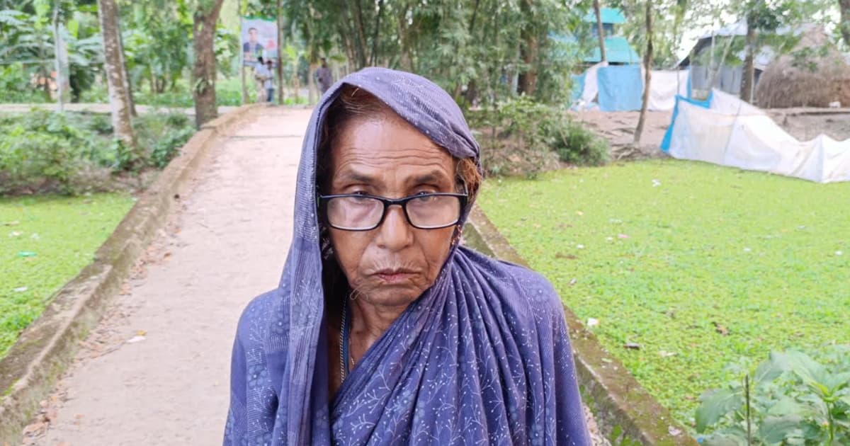 দুমকিতে ২০ বছরেও জোটেনি বিধবা ভাতা, ভিক্ষা করছেন বৃদ্ধা