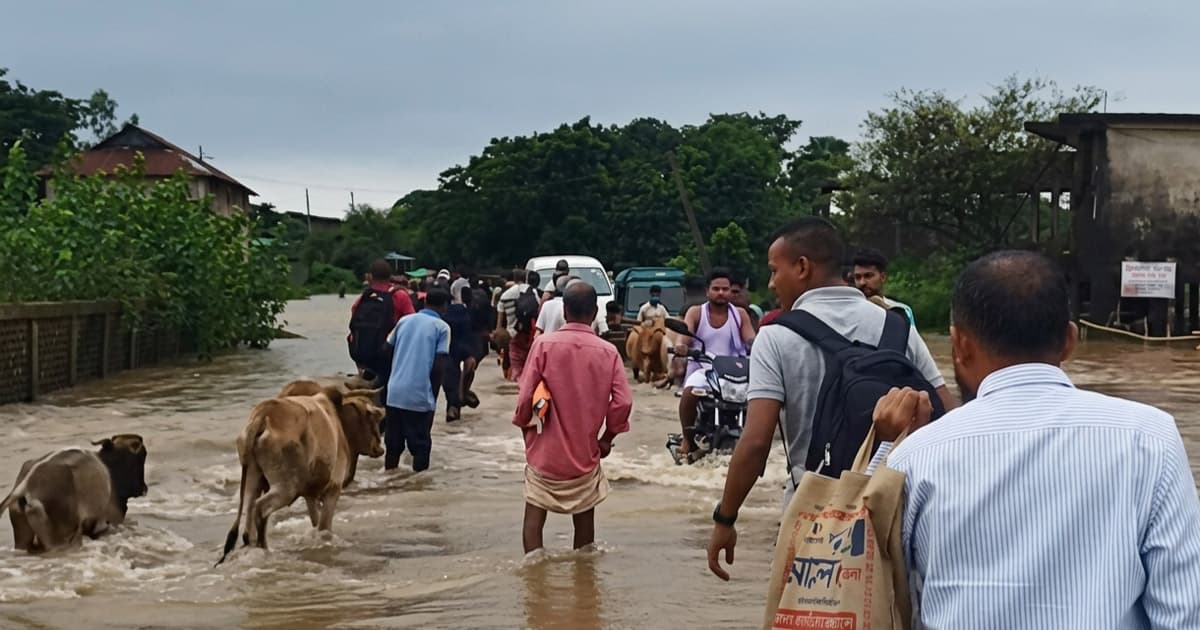 পাহাড়ী ঢলে জেলার সাথে তাহিরপুরের সড়ক যোগাযোগ বন্ধ