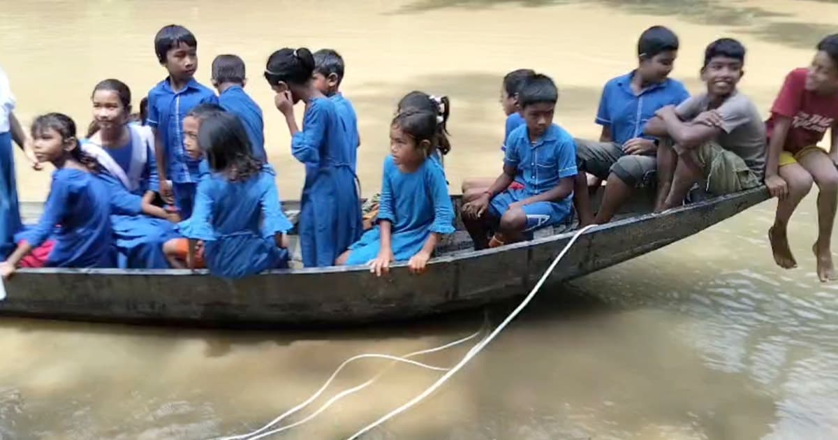 নদী পারাপারে নৌকা উপহার পেলেন মধ্যনগর বাসী