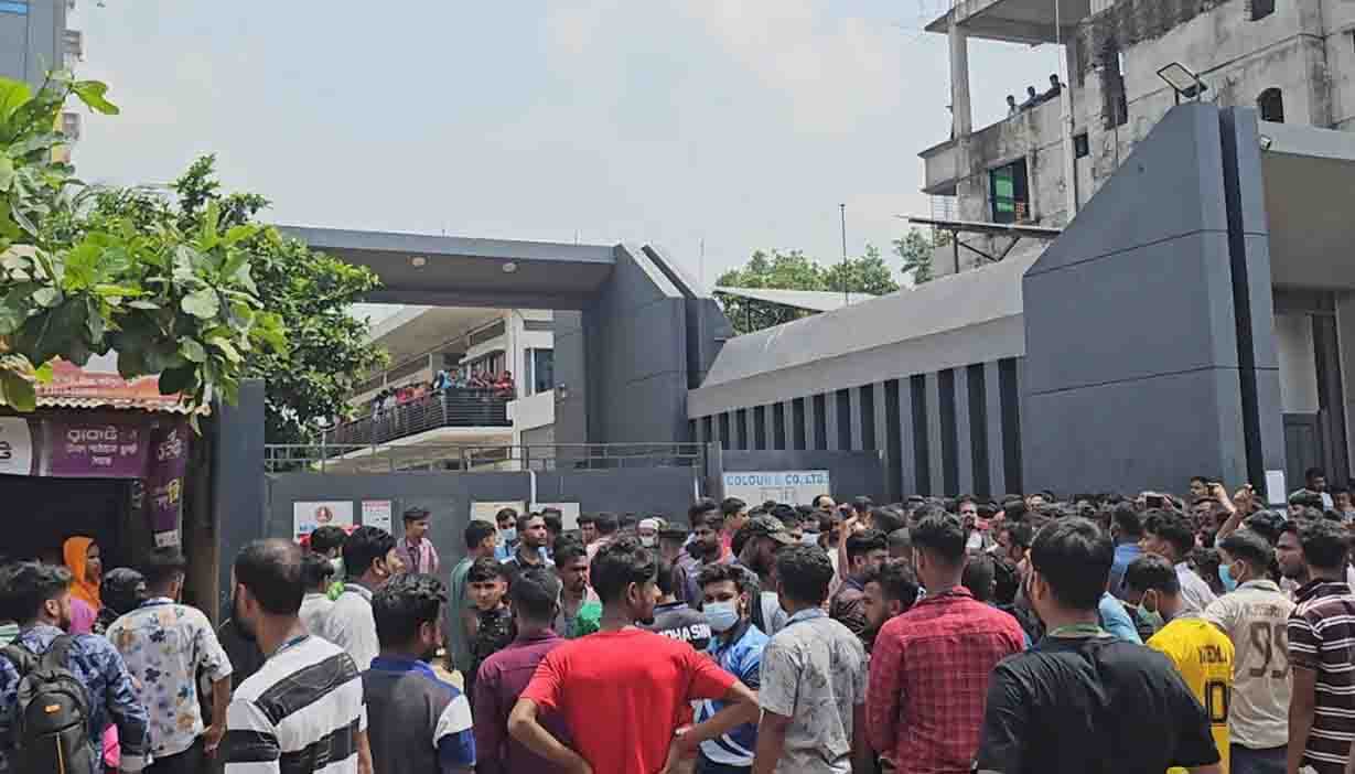 গাজীপুরে শ্রমিক-পুলিশ সংঘর্ষ, মামলায় আসামি ১১০০