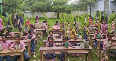বৃক্ষ উপহার পেয়ে মহাখুশি জিনিয়াস আইডিয়াল স্কুলের শিক্ষার্থীরা