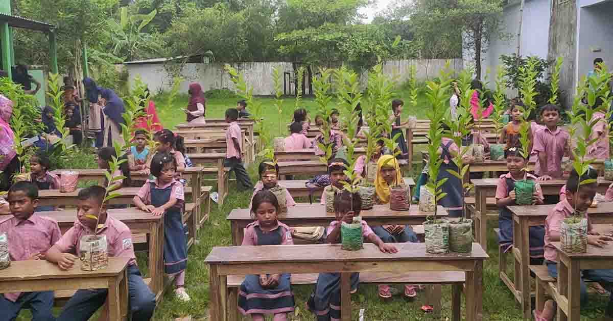 বৃক্ষ উপহার পেয়ে মহাখুশি জিনিয়াস আইডিয়াল স্কুলের শিক্ষার্থীরা