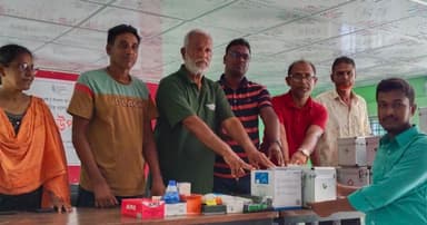 শ্যামনগরে স্বাস্থ্য স্বেচ্ছাসেবকদের উপকরণ বিতরণ