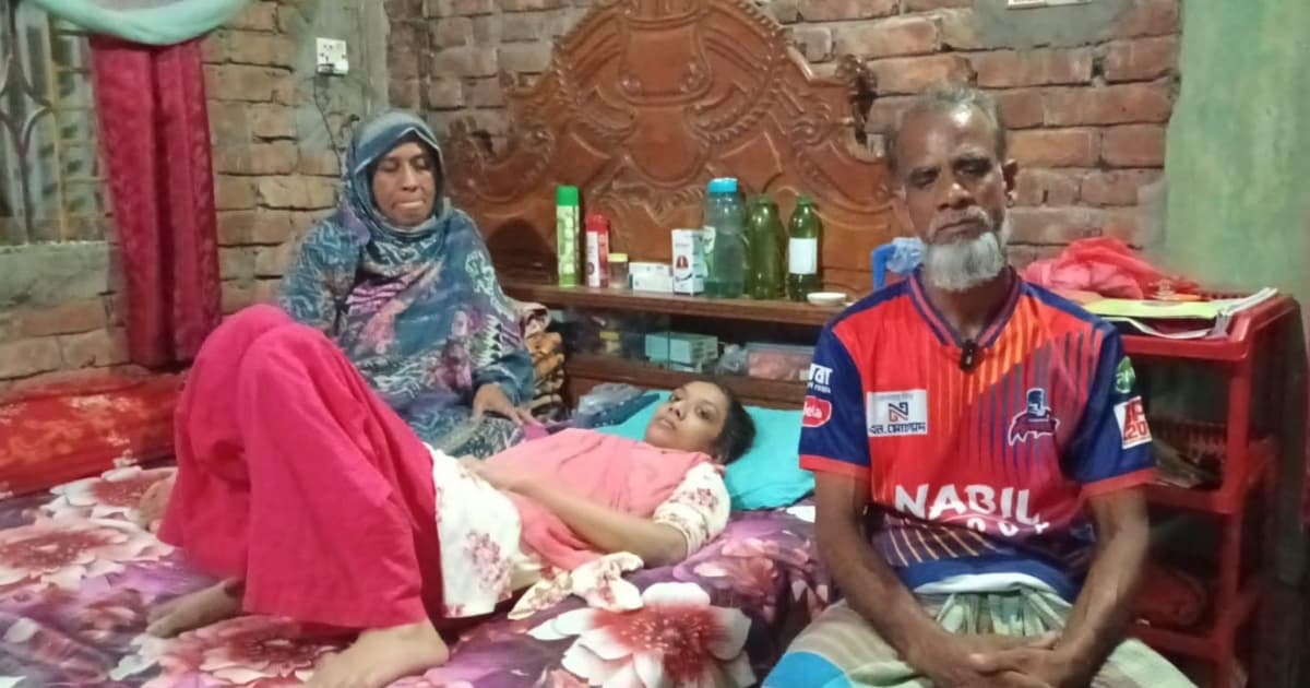 ৯ বছর ধরে বিছানায় বন্দি মুন্নি, অপারেশনে প্রয়োজন ২ লাখ টাকা