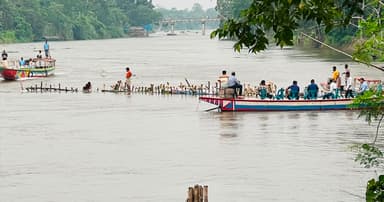 চলনবিলের আত্রাই নদীতে অবৈধ সৌতিজালের বিরুদ্ধে অভিযান