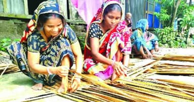 হোগলা পাতার বুননে সংগ্রামী নারীদের স্বাবলম্বী হওয়ার গল্প