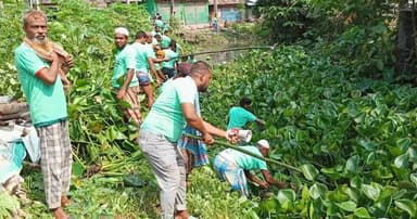 স্বেচ্ছাশ্রমে রাজাপুরের কবিরাজবাড়ি খাল পরিষ্কার
