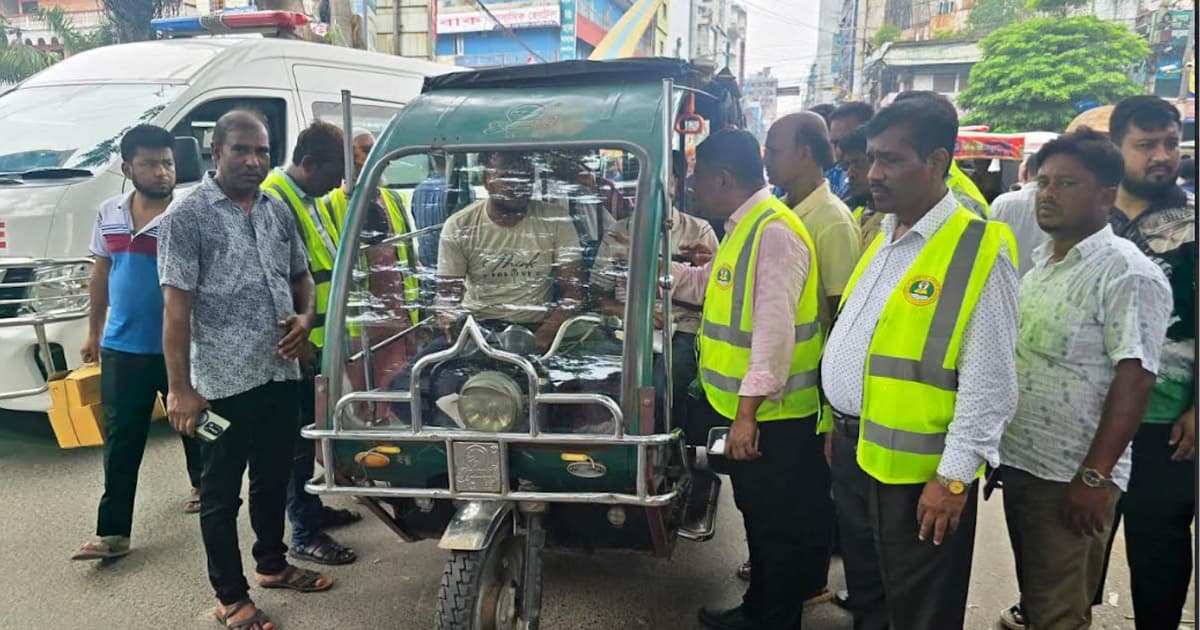 অটোরিকশার অতিরিক্ত ভাড়া আদায় বন্ধে মাঠে রাসিক