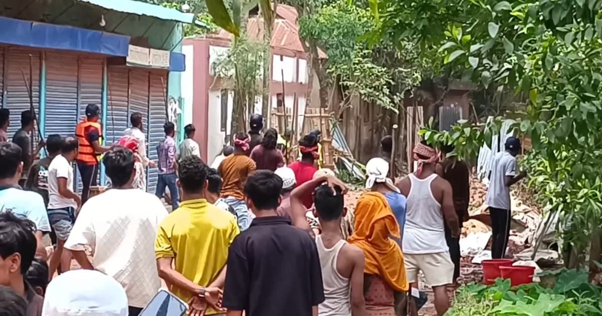 দুই গোষ্ঠীর সংঘর্ষে আহত-২০,আটক-৪