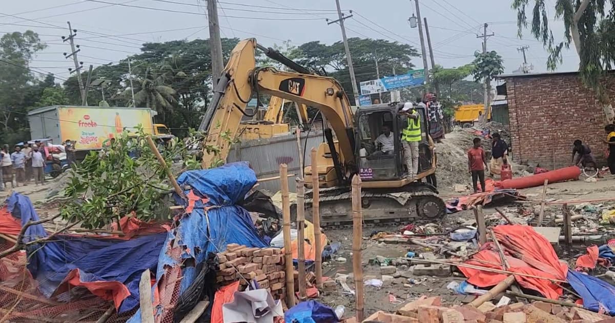 নোয়াখালীতে মাদক আস্তানা গুঁড়িয়ে দিল প্রশাসন