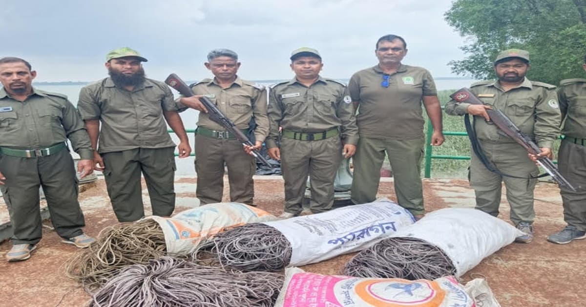 সুন্দরবনের হরিণ ধরার ফাঁদসহ ট্রলার আটক