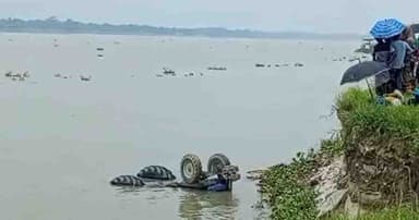 চরভদ্রাসনে নিয়ন্ত্রণ হারিয়ে পদ্মা নদীতে ট্রাক্টর, চালকের মৃত্যু