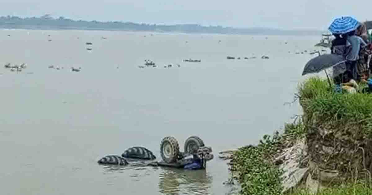 চরভদ্রাসনে নিয়ন্ত্রণ হারিয়ে পদ্মা নদীতে ট্রাক্টর, চালকের মৃত্যু