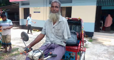 এক হাত-ভাঙা পা নিয়ে রিকশা চালাচ্ছেন ষাটোর্ধ আজাদ মোল্যা