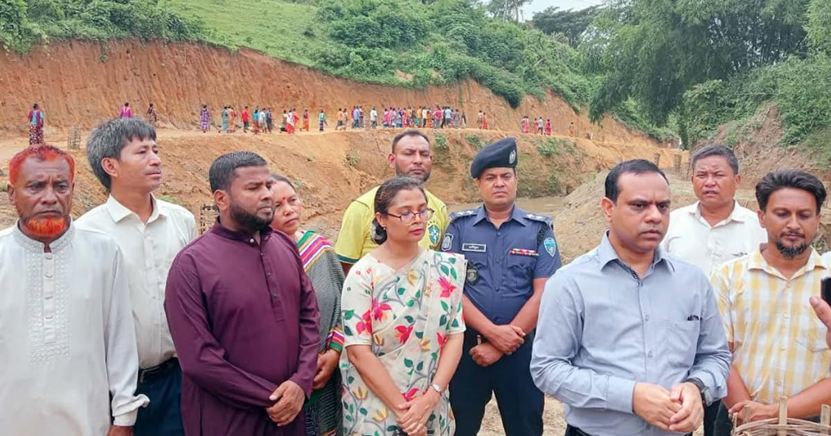 গুইমারায় খাল খনন কাজের পরিদর্শনে জেলা প্রশাসক