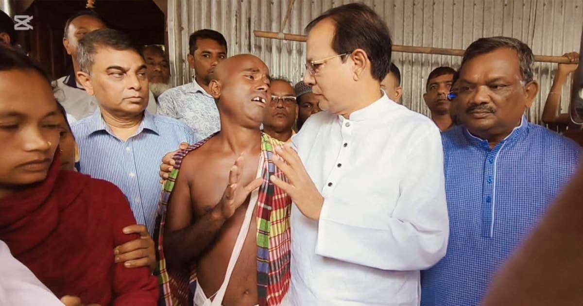 প্রধানমন্ত্রীর নির্দেশে শিশু নন্দিনীর বাড়িতে মন্ত্রী, দ্রুত বিচারের আশ্বাস