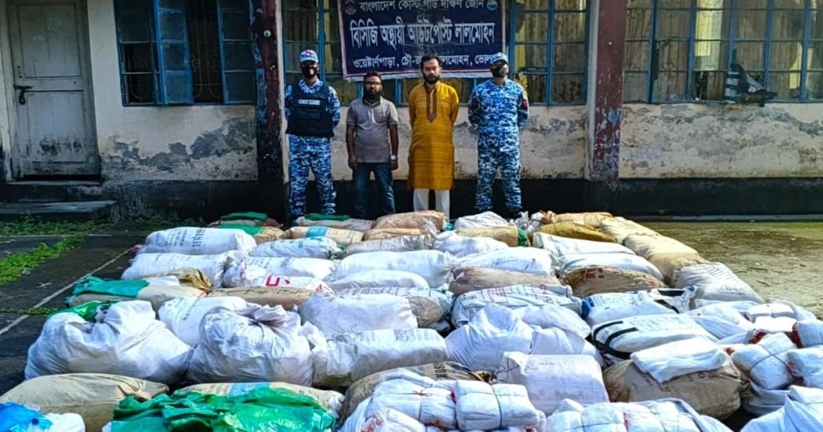 লালমোহনে বিপুল পরিমাণ নিষিদ্ধ পলিথিন জব্দ, জরিমানা
