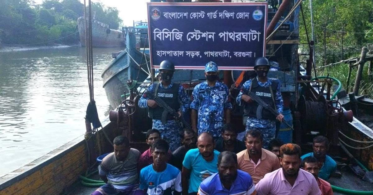 পাথরঘাটায় বোট ও মাছসহ ১২ জেলে আটক, কারাদণ্ড