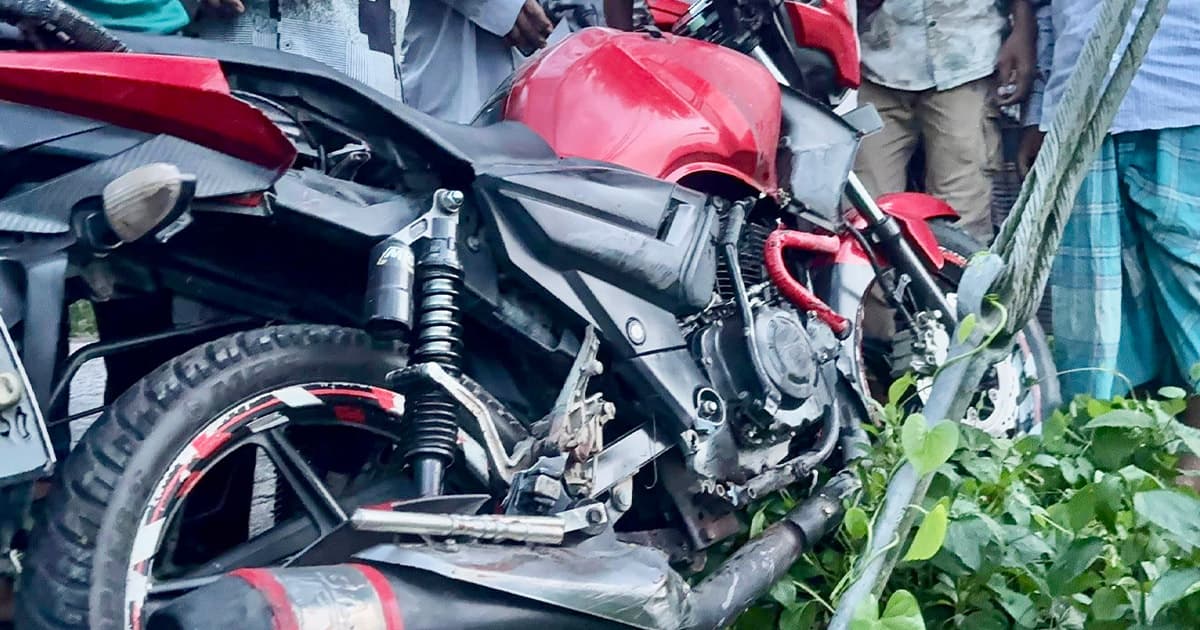 ড্রামট্রাকের ধাক্কায় মোটরসাইকেলের চালক নিহত