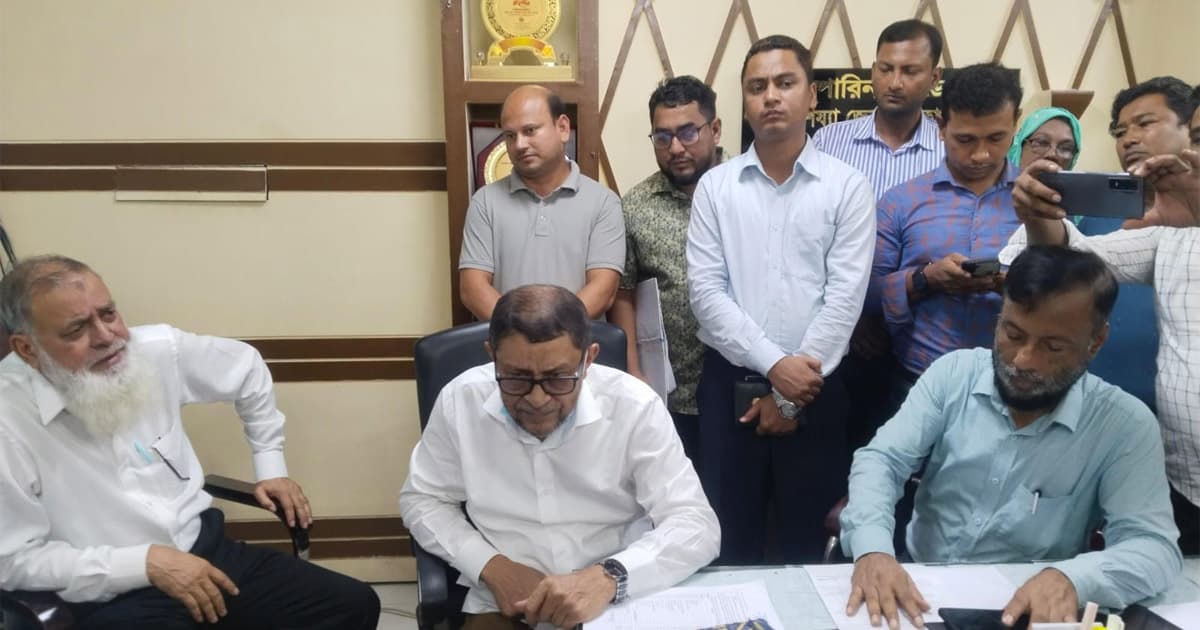 নোয়াখালী জেনারেল হাসপাতাল পরিদর্শনে স্বাস্থ্যমন্ত্রী, তত্ত্বাবধায়ক ক্লোজড