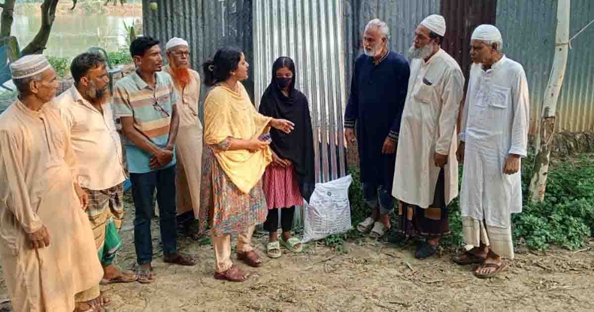 তাড়াশে ঝড়ে ঘর উড়ে যাওয়া এতিম পরিবারের পাশে প্রশাসন