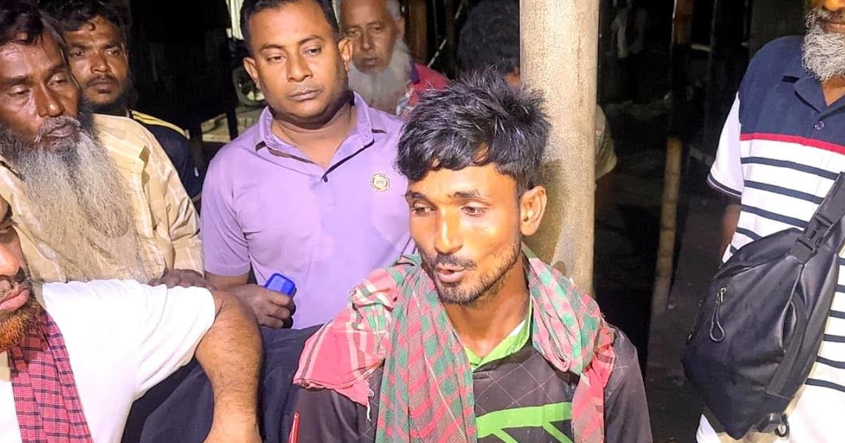 পদ্মায় চলন্ত স্পিডবোটে ডাকাতি, ব্যবসায়ীকে কুপিয়ে জখম