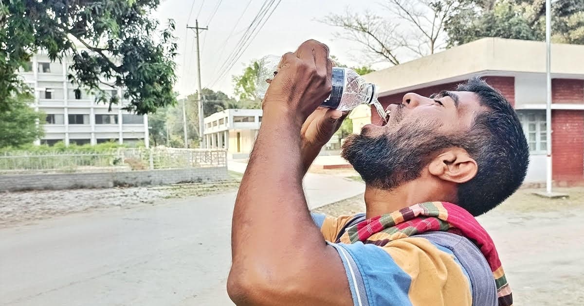 দিনাজপুরে তাপপ্রবাহ অব্যাহত, ভ্যাপসা গরমে বিপর্যস্ত জনজীবন