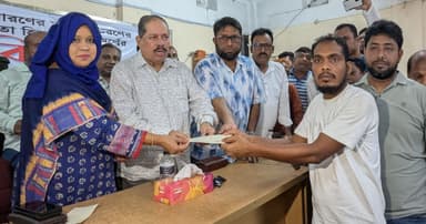 বরিশালে দুস্থ পরিবারের মাঝে আর্থিক সহায়তার চেক বিতরণ