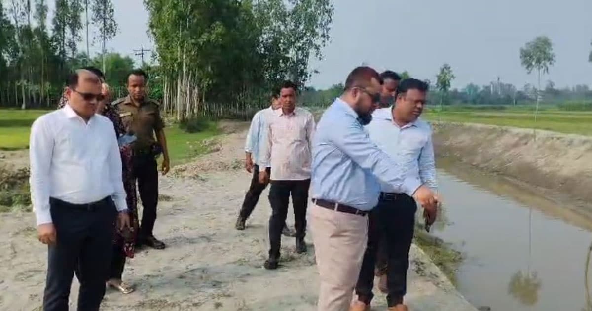 গোবিন্দগঞ্জে খাল পুনঃখনন কাজ পরিদর্শনে জেলা প্রশাসক