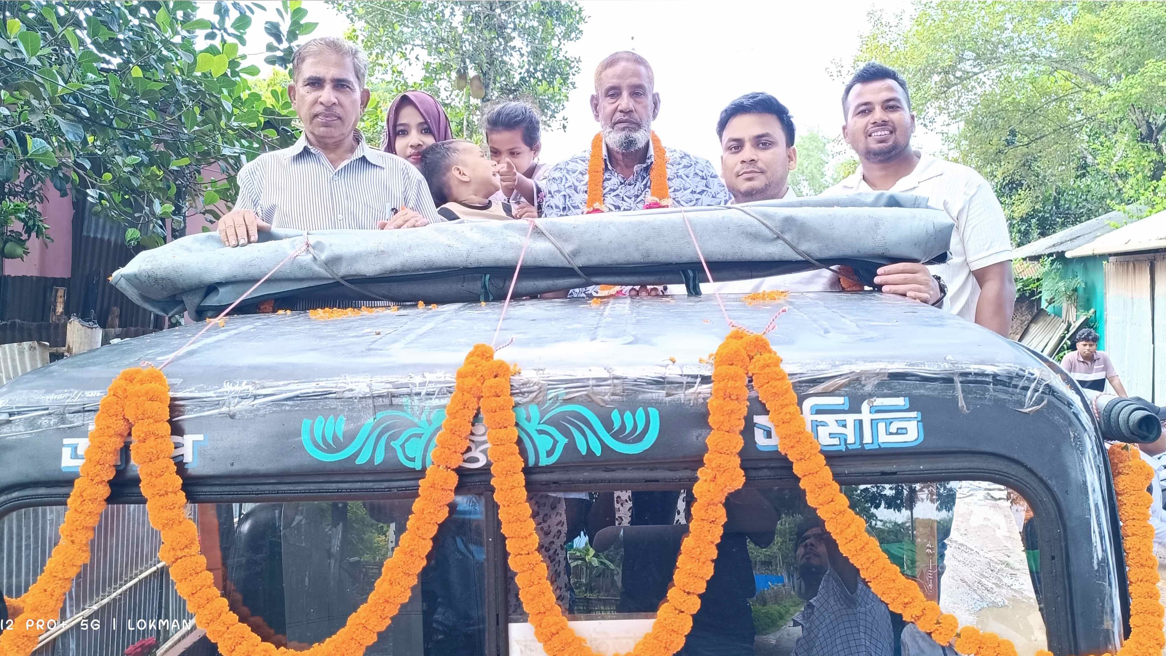 শিক্ষার্থীদের ভালোবাসায় শিক্ষকের রাজকীয় বিদায়