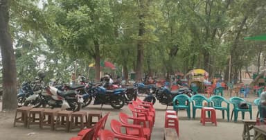 হকার ও বেপরোয়া যানের দখলে ময়মনসিংহের জয়নুল উদ্যান