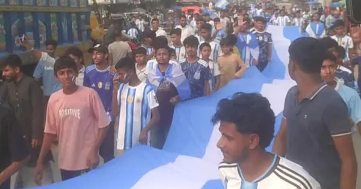 আর্জেন্টিনার বিশাল পতাকা নিয়ে শোভাযাত্রা