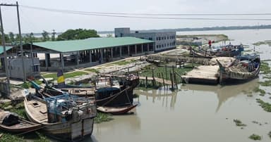 সাগরে নামার অপেক্ষায় হাজারো জেলে