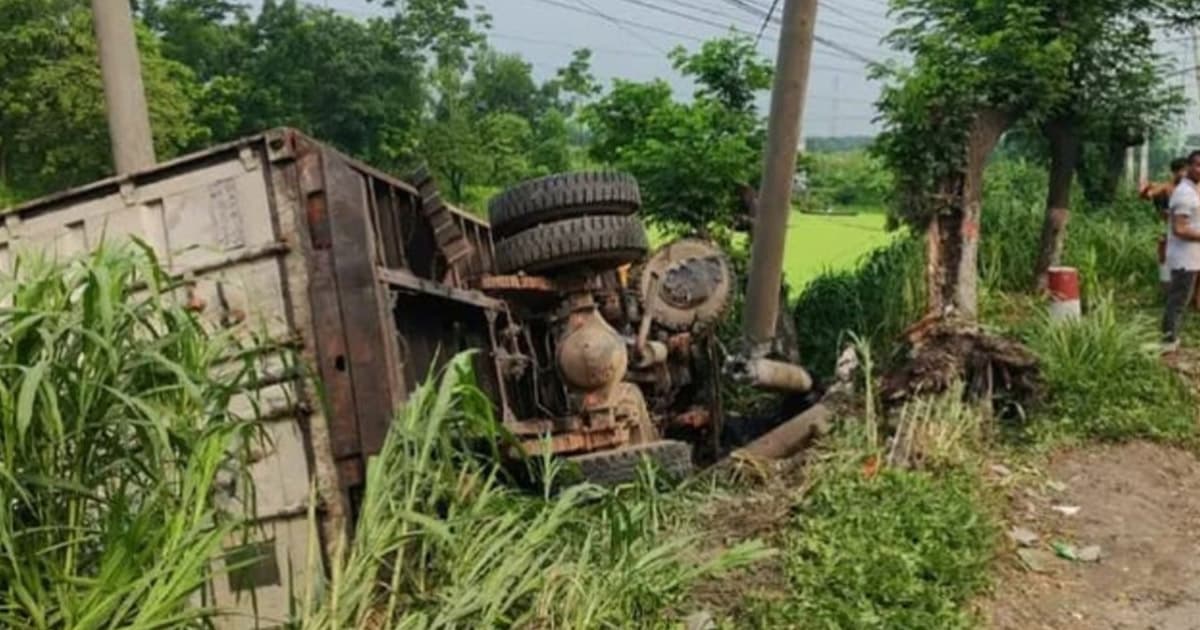 ঢাকা-চট্টগ্রাম মহাসড়কে কাভার্ড ভ্যান উল্টে চালক নিহত