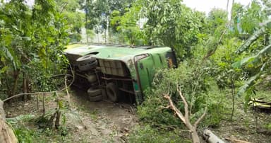 গোপালগঞ্জে যাত্রীবাহী বাস খাদে, আহত ২৫