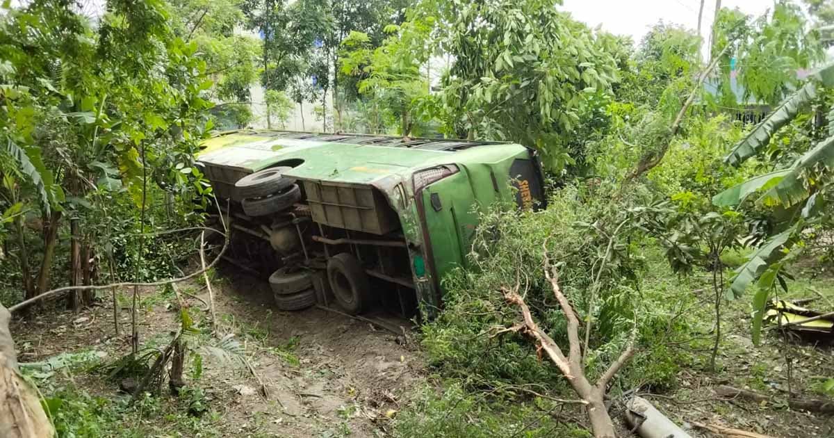 গোপালগঞ্জে যাত্রীবাহী বাস খাদে, আহত ২৫