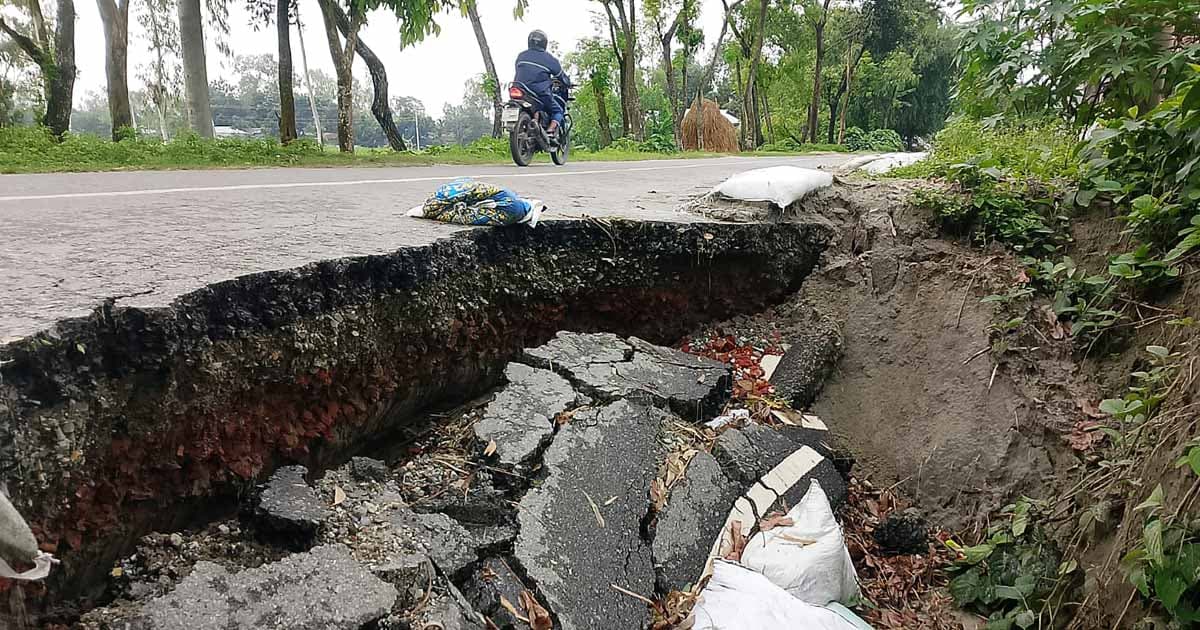 ঝুঁকিতে দ্বিতীয় তিস্তা সেতুর সংযোগ সড়ক, ২০ স্থানে ধস