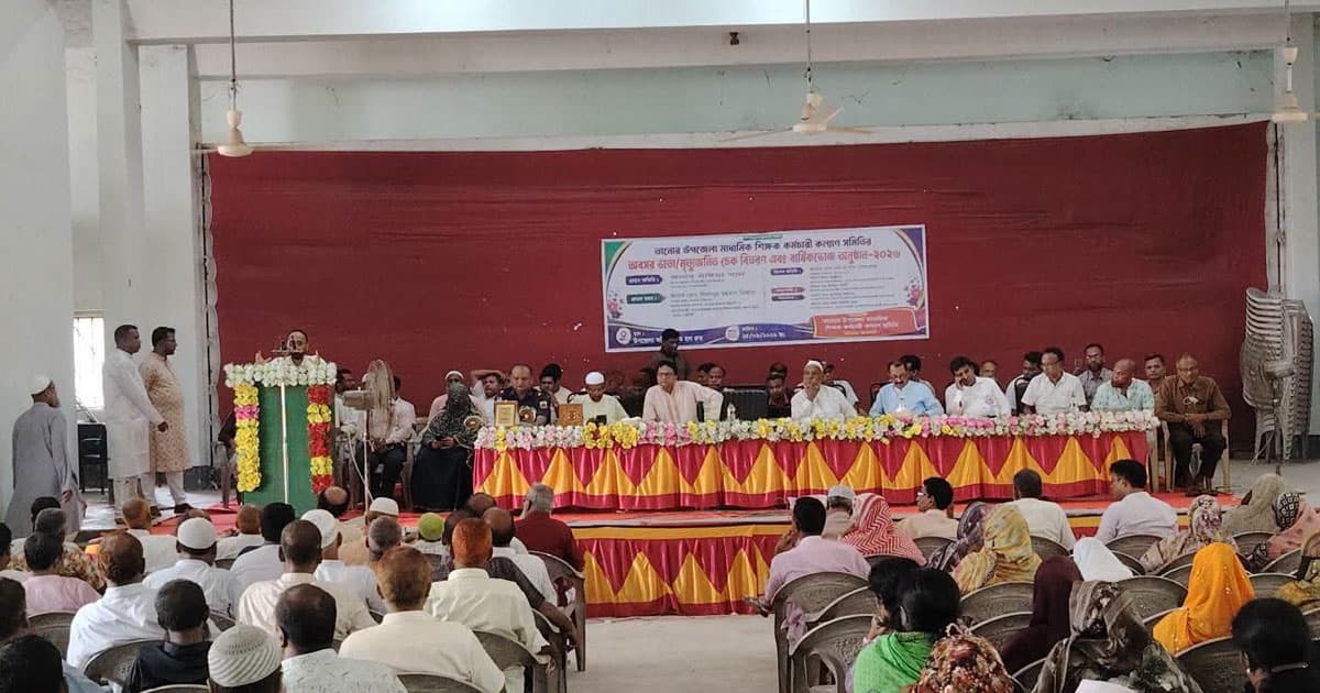 তানোরে শিক্ষক-কর্মচারীদের কল্যাণে চেক ও প্রীতিভোজ