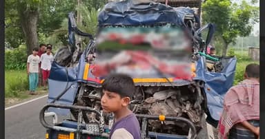 টাঙ্গাইলে ট্রাকে পিকআপের ধাক্কায় ৪ জনের মৃত্যু