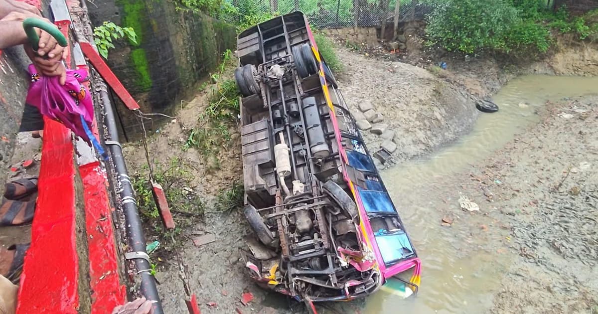 নিয়ন্ত্রণ হারিয়ে বাস খাদে, আহত ৪