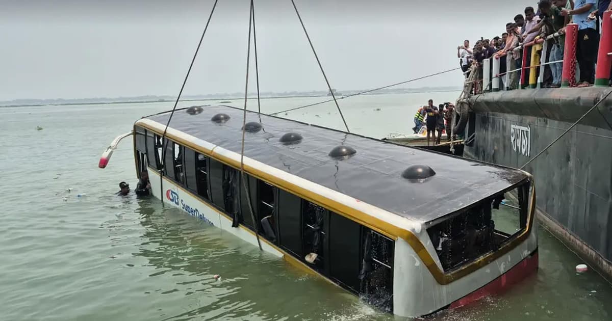 পদ্মায় ডুবে যাওয়া বাস উদ্ধার, সবাই নিরাপদ