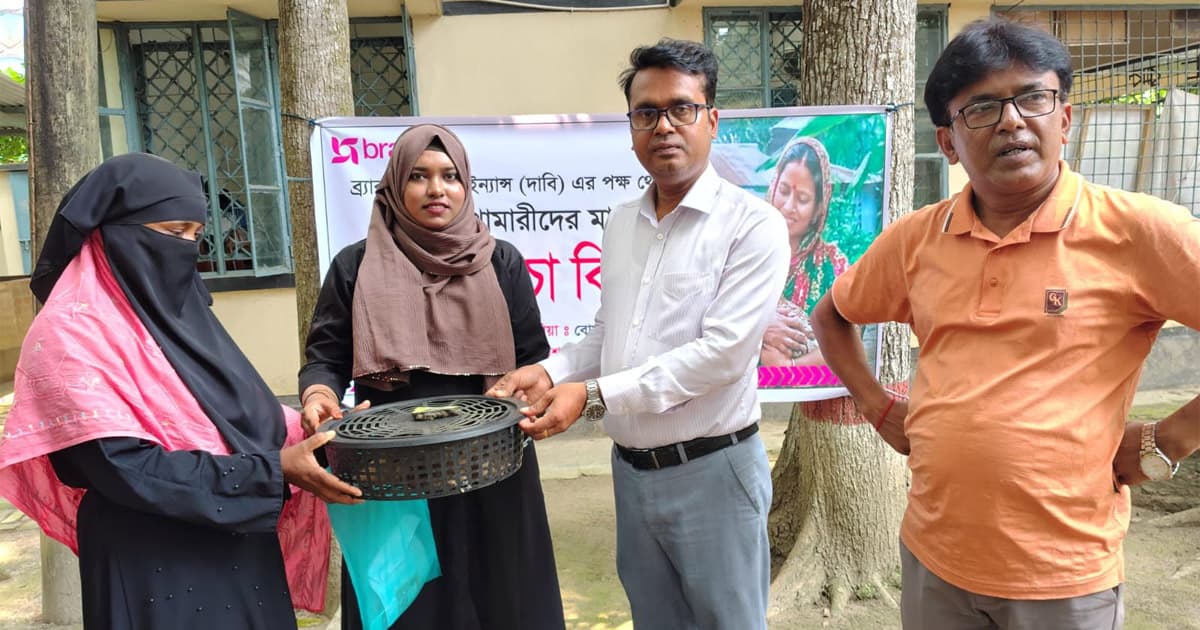 বোয়ালমারীতে ব্র্যাকের উদ্যোগে হাঁসের বাচ্চা বিতরণ